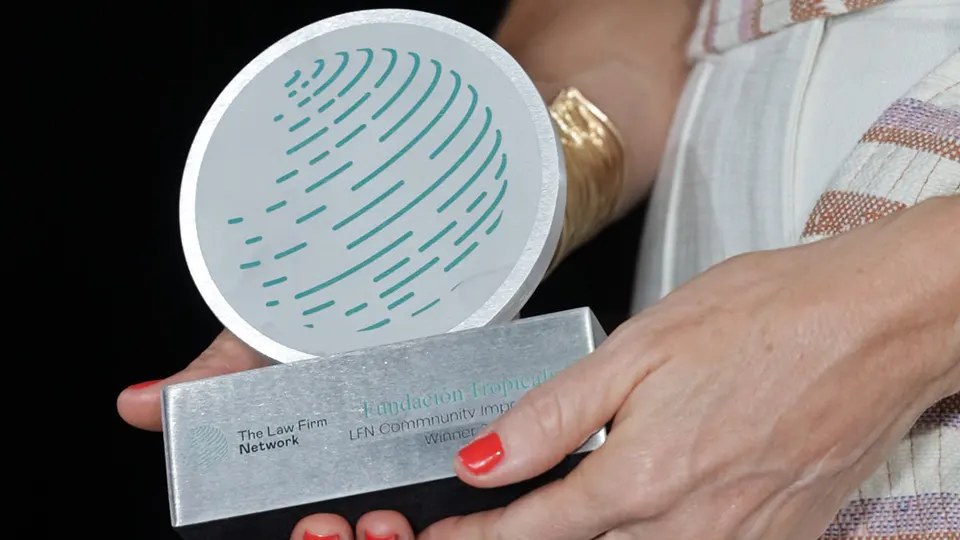 Fundación Tropicalia recibe el Community Impact Award 2025 de The Law Firm Network