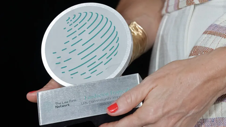 Fundación Tropicalia recibe el Community Impact Award 2025 de The Law Firm Network